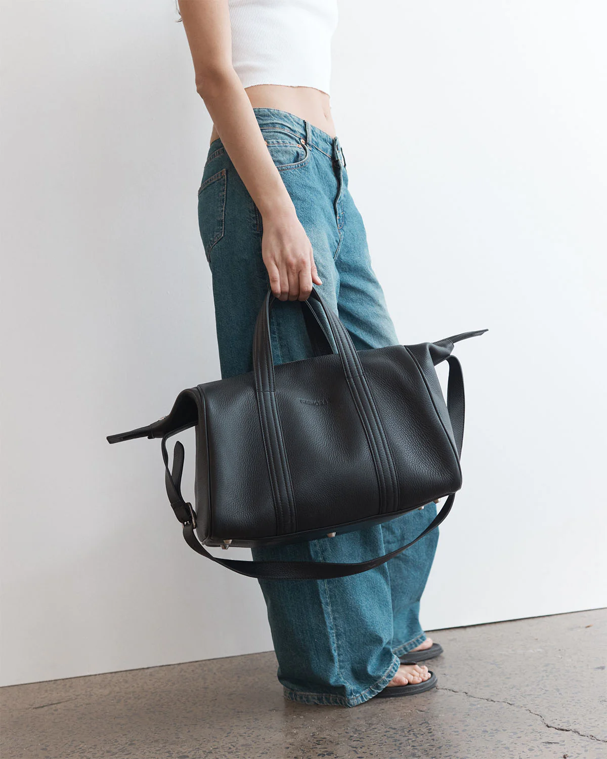 Aries Duffle Bag: Black - Image 9